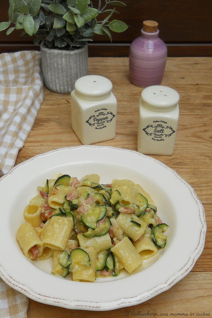 pasta with zucchini and bacon vert