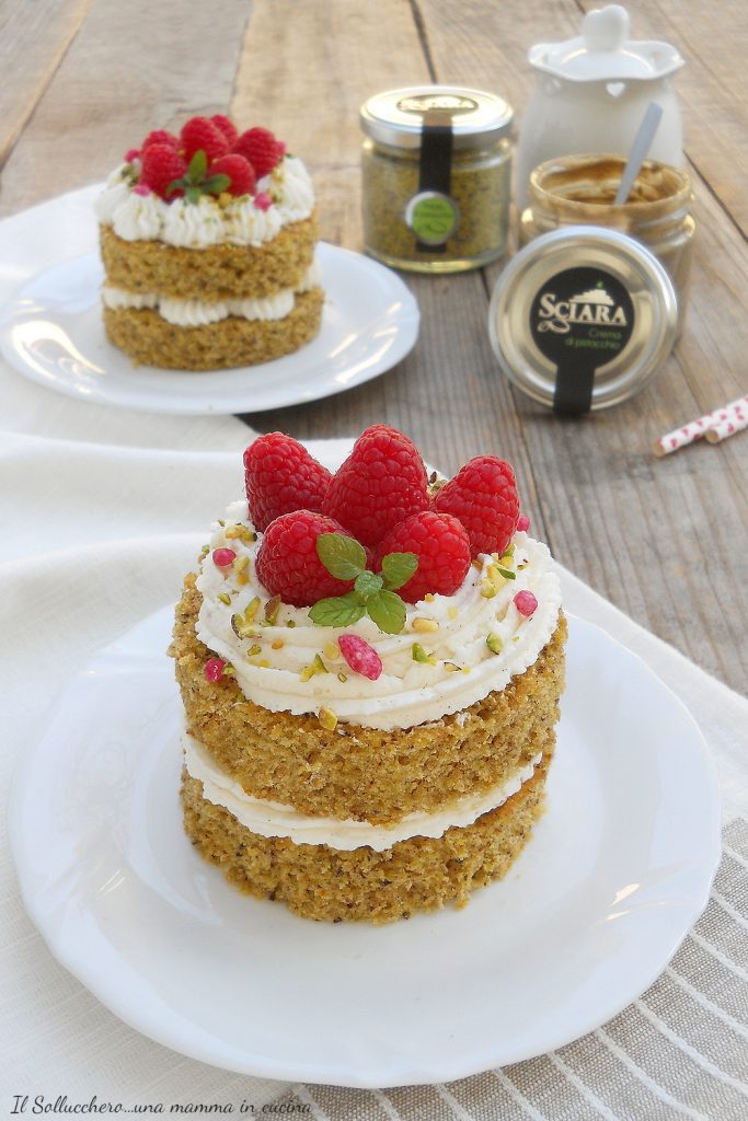 pistachio and raspberry cupcakes with mascarpone cream vert