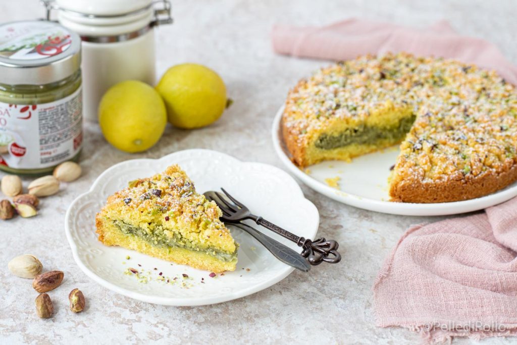crumble cake with pistachio cream