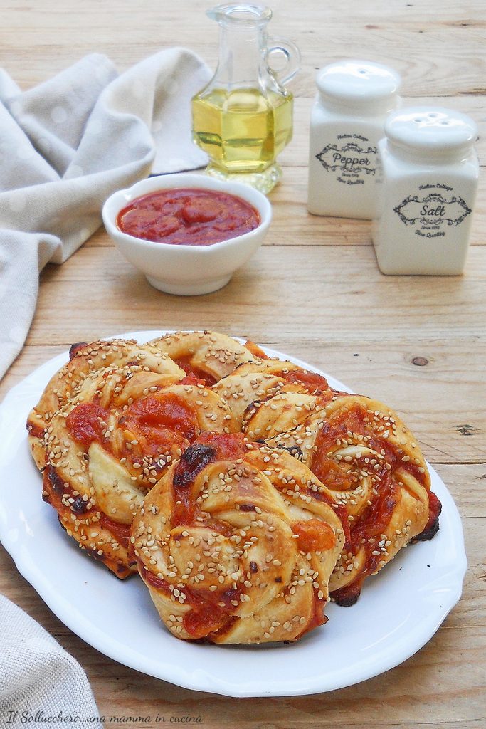 Pizza rolls with puff pastry def