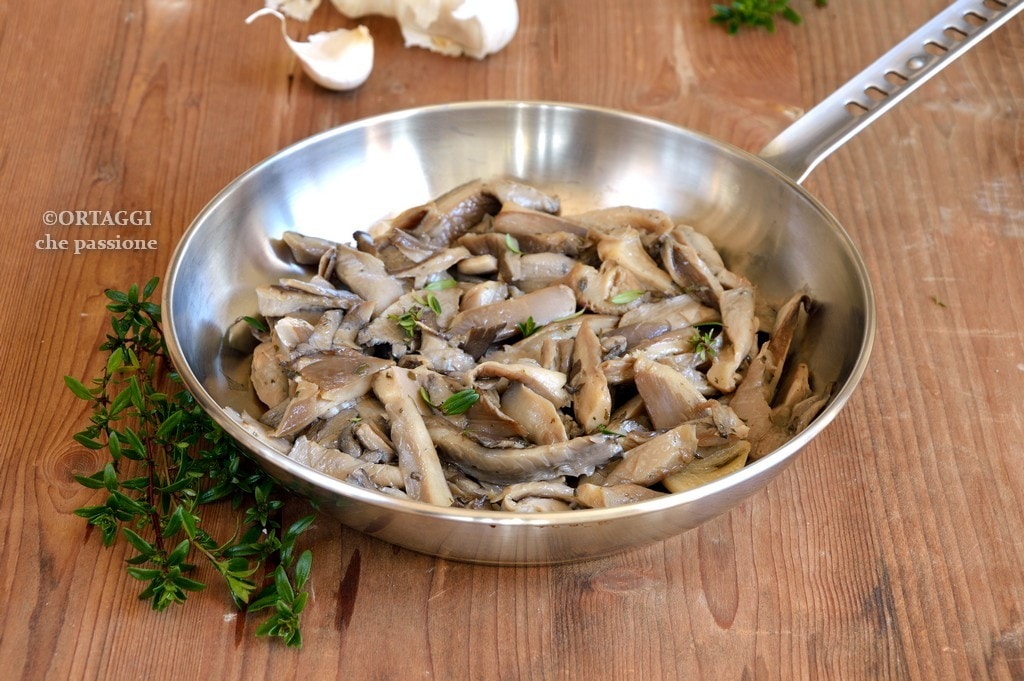 Pleurotus Mushrooms in Pan (Sautéed with Garlic and Parsley)