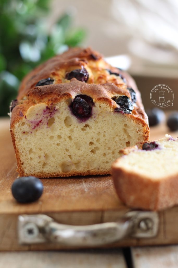cake with Greek yogurt and berries cooked in the air fryer