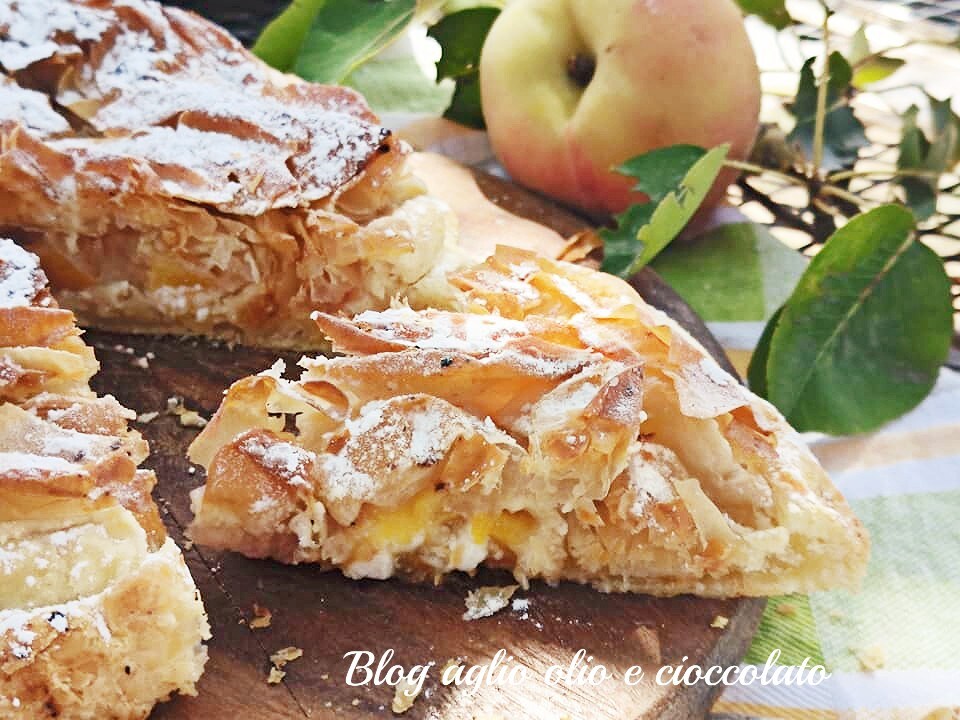 PUFF PASTRY CAKE WITH RICOTTA AND PEACHES