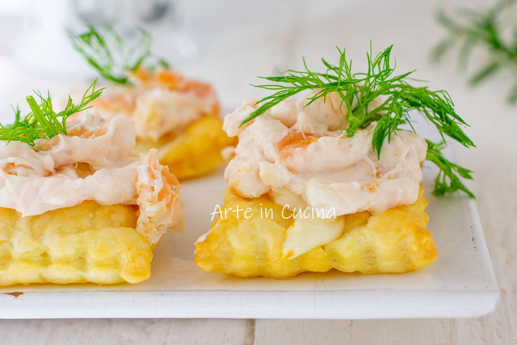 PUFF PASTRY CANAPÉS WITH SALMON AND PHILADELPHIA