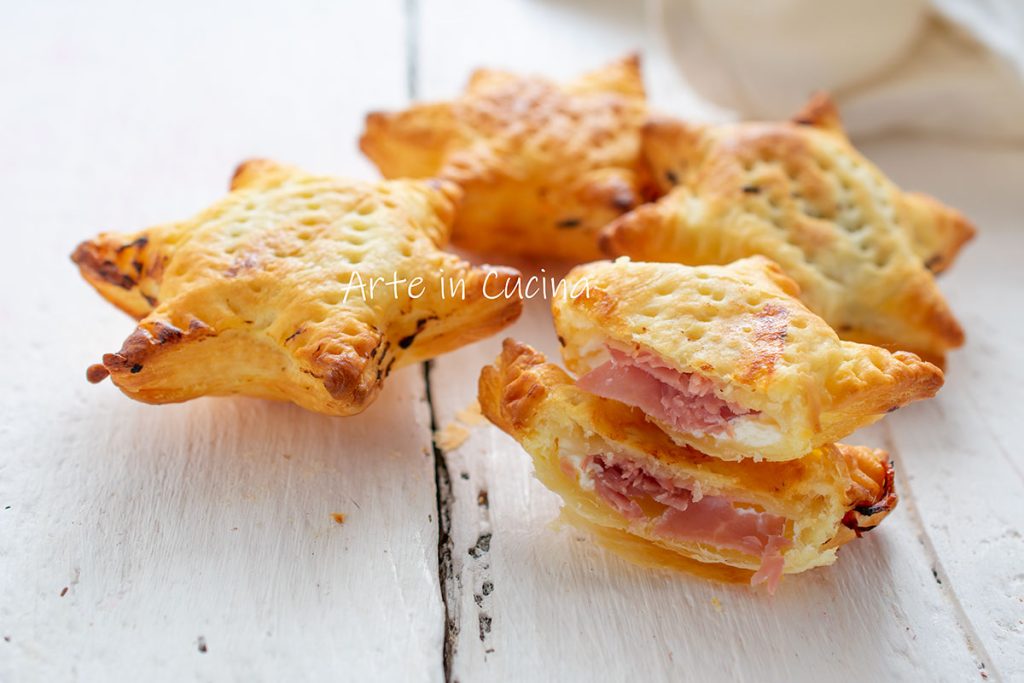 Puff pastry stars with ricotta and ham