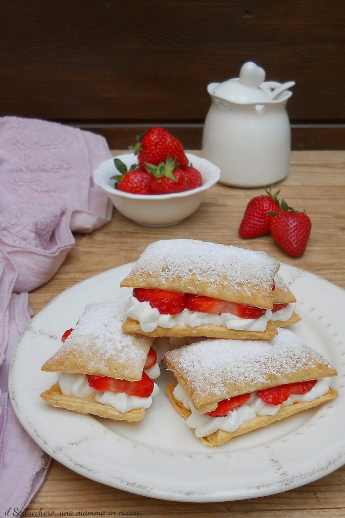puff pastry with cream and strawberries vert