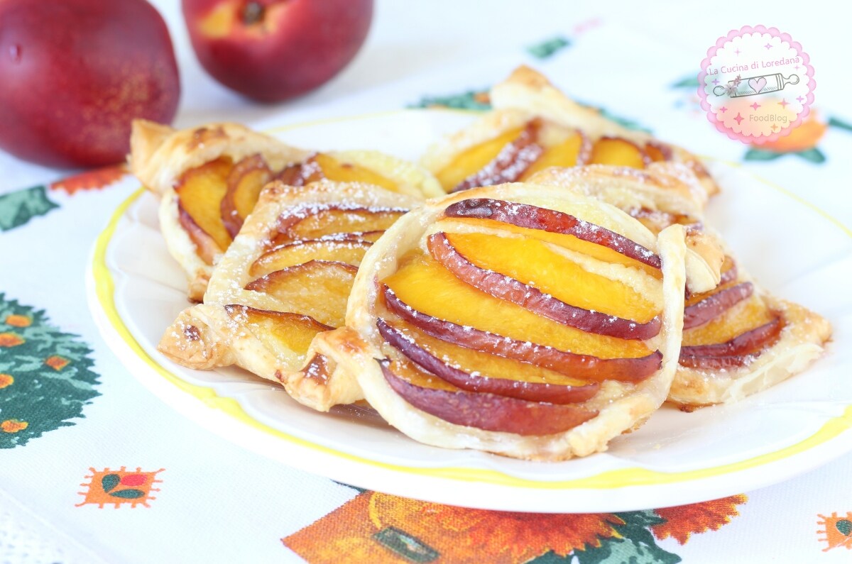PUFF PASTRY WITH PEACHES AND CREAM the simple and quick treat