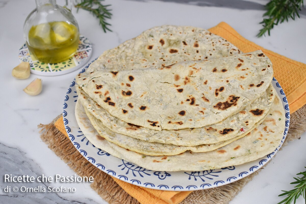 Quick Garlic Flatbread in the Pan