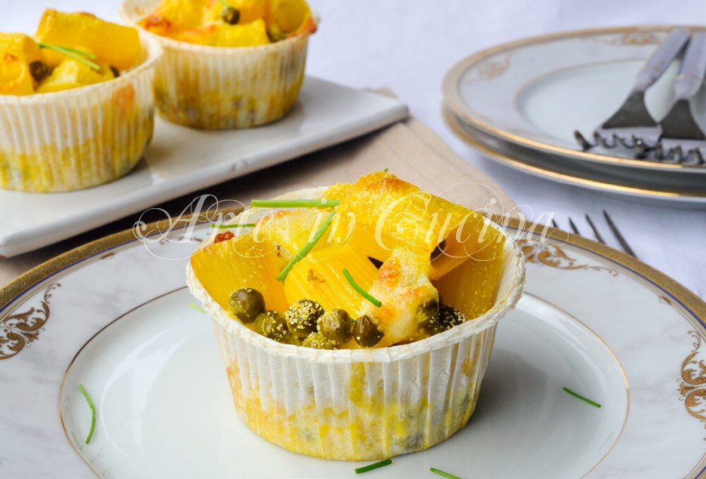 Quick mini pasta and pea pies baked in the oven