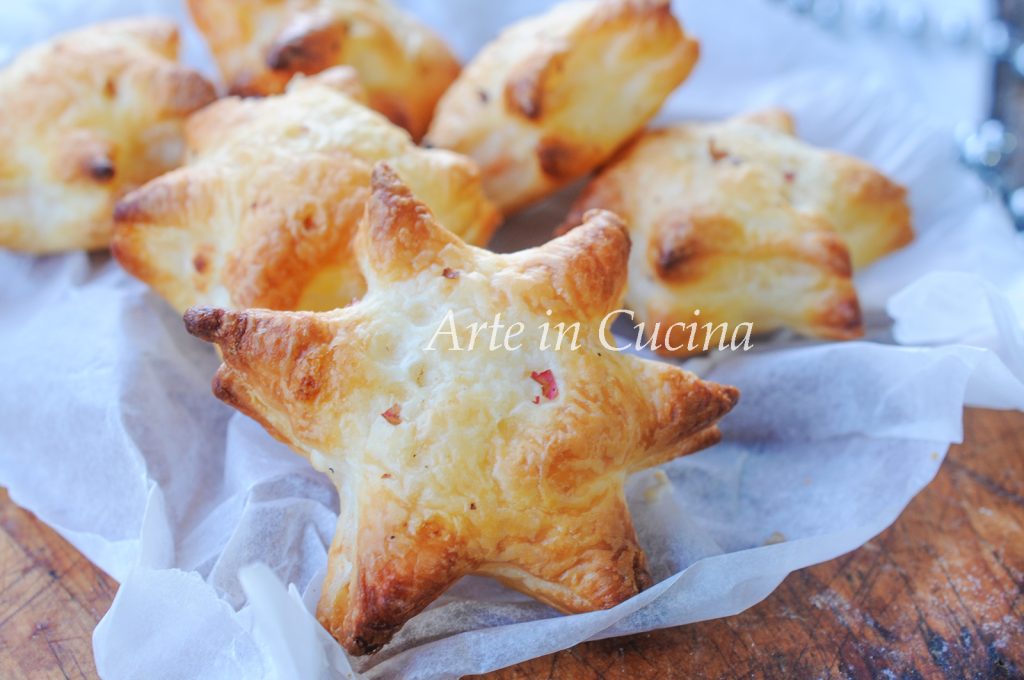 Quick puff pastry stars with salmon and robiola
