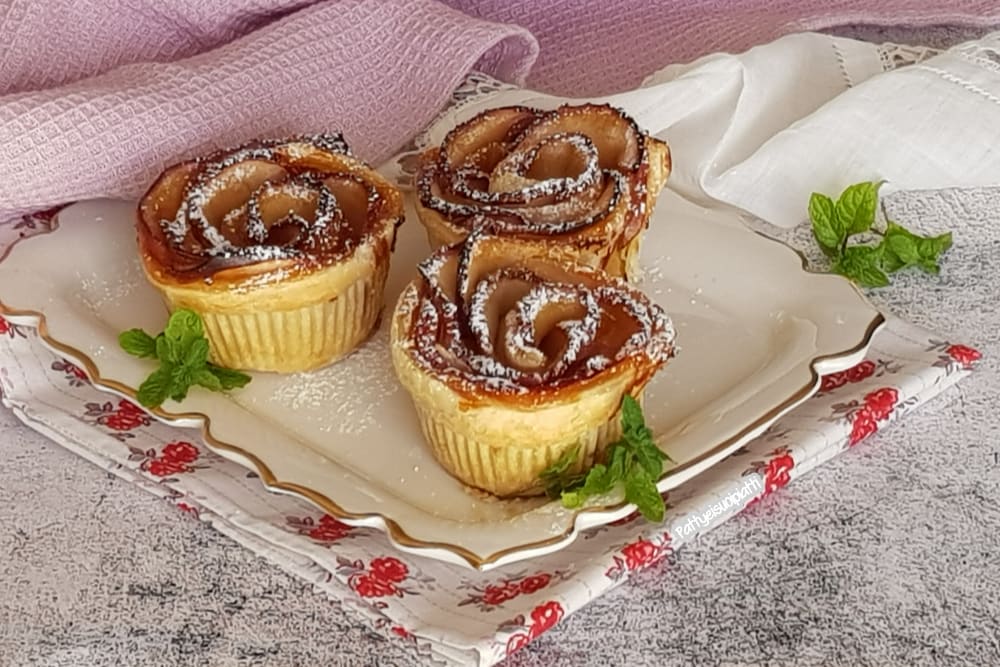 puff pastry bundles with cream and apples