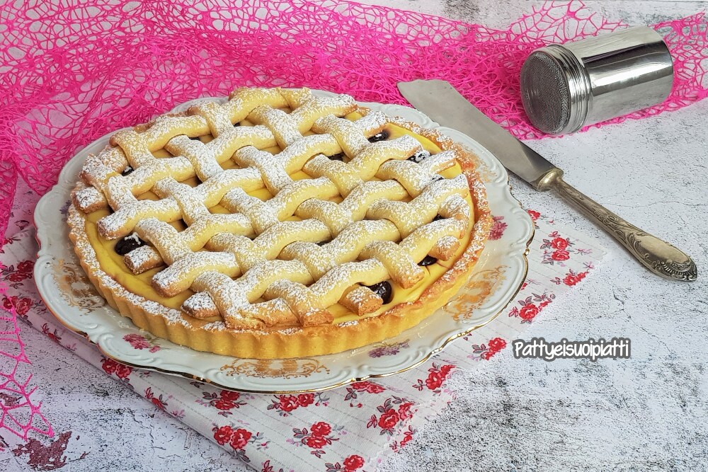 tart with cream and cherries