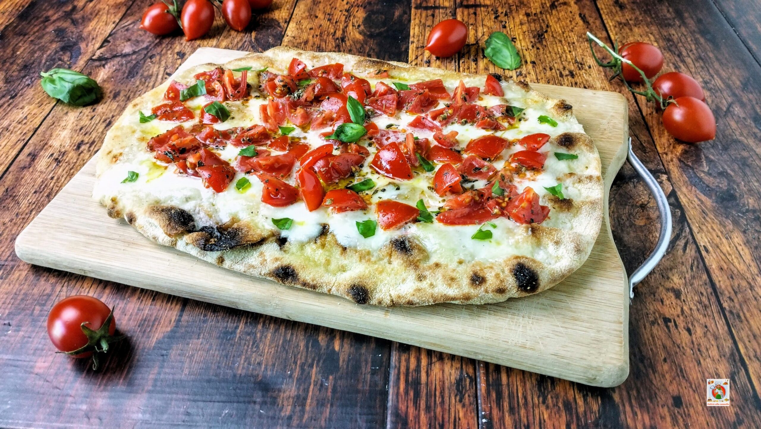 Ready-made pinsa with cherry tomatoes and mozzarella: tasty, practical and fast idea