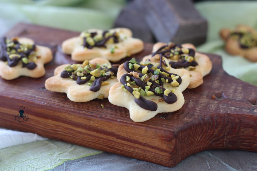 Ready-made shortcrust cookies cooked in an air fryer