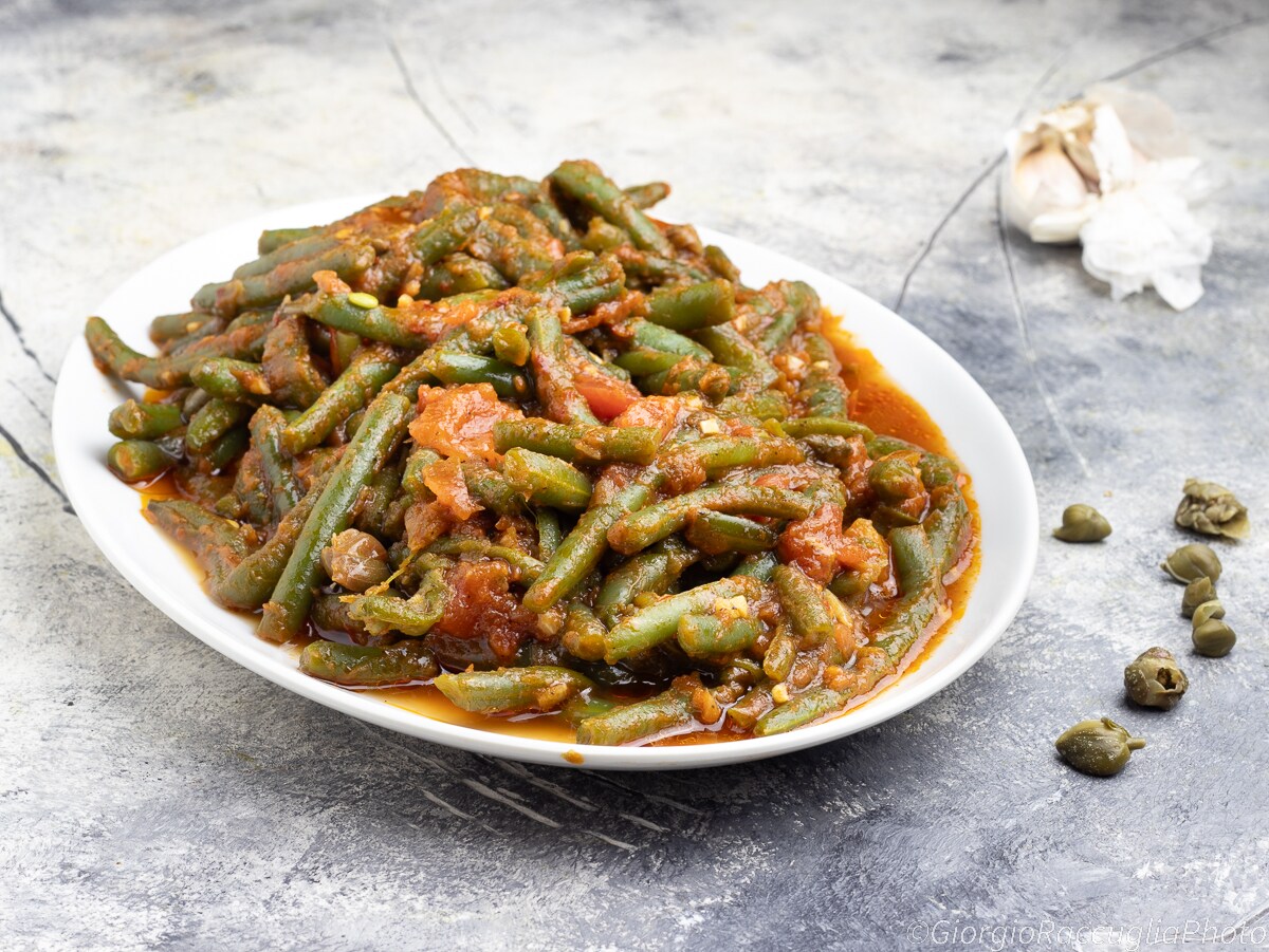 Recipe for Green Beans with Tomatoes Cooked in a Pan