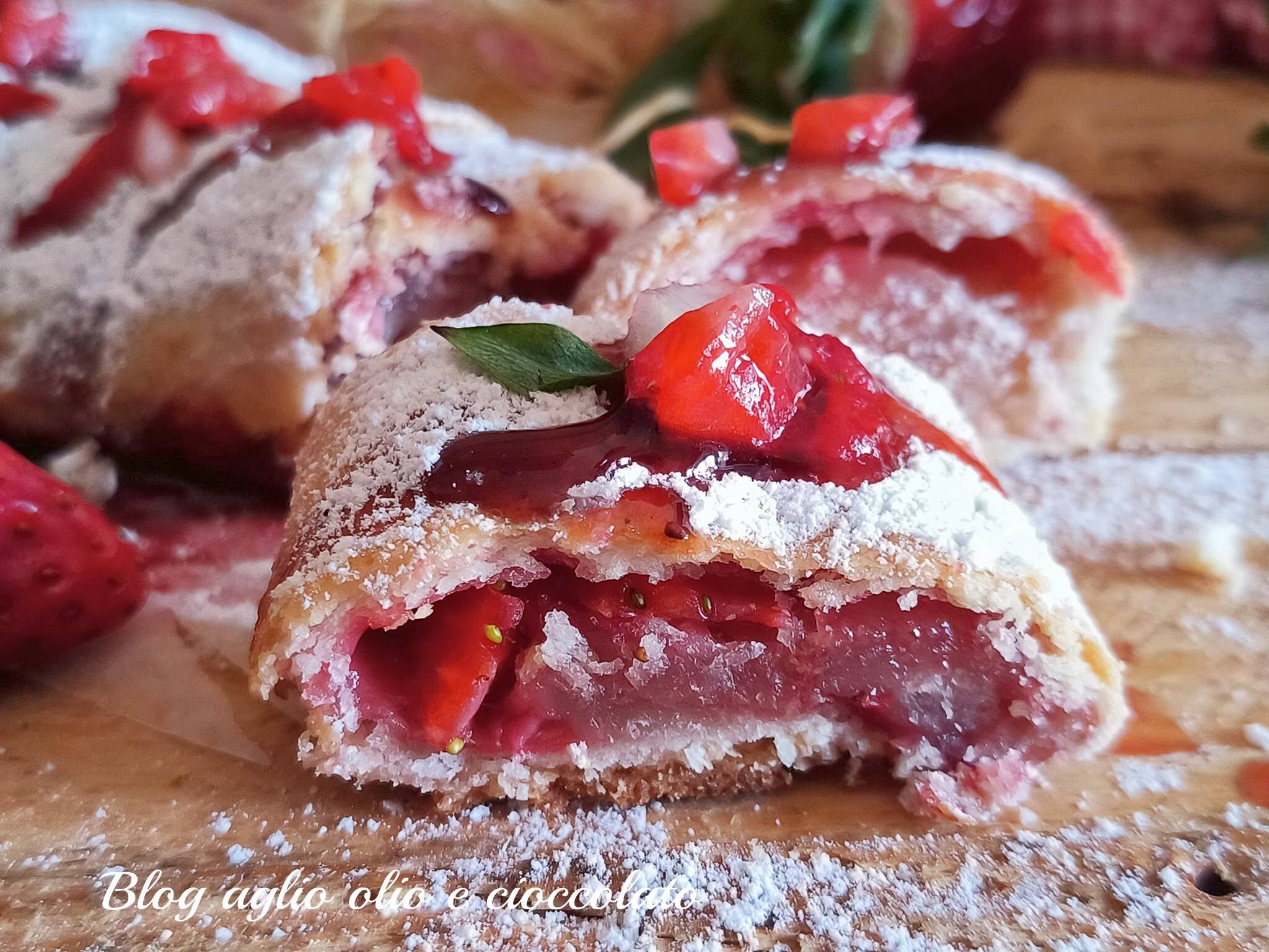 ROLL WITH OIL SHORTCRUST PASTRY AND STRAWBERRIES