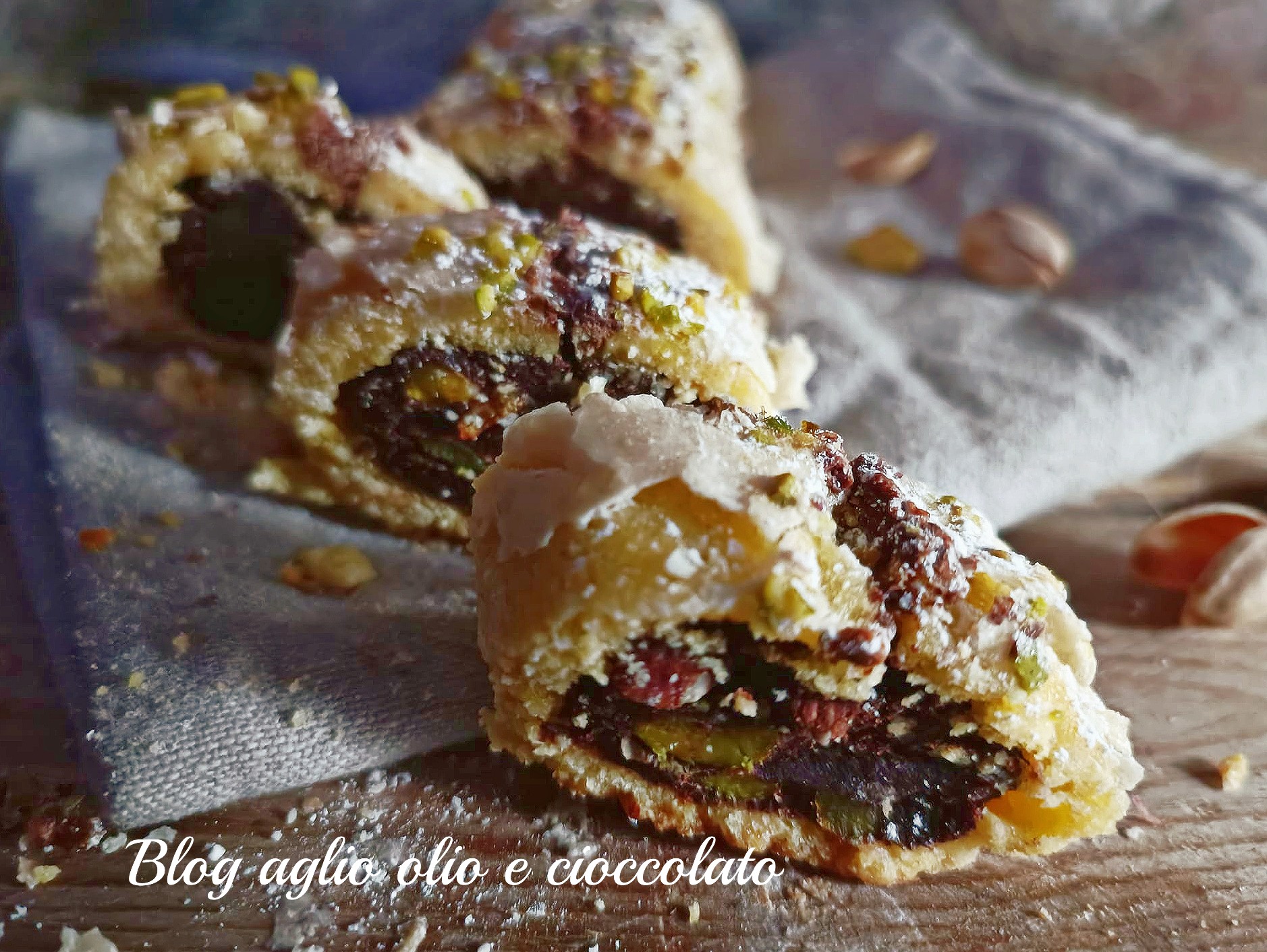 ROLL WITH CHOCOLATE AND PISTACHIO SHORTCRUST PASTRY