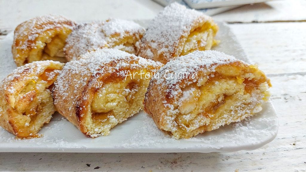 ROLLED COOKIES WITH JAM AND ALMONDS