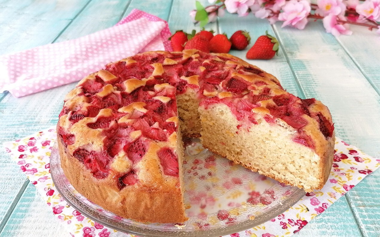 RUSTIC STRAWBERRY CAKE WITHOUT BUTTER AND EGGS