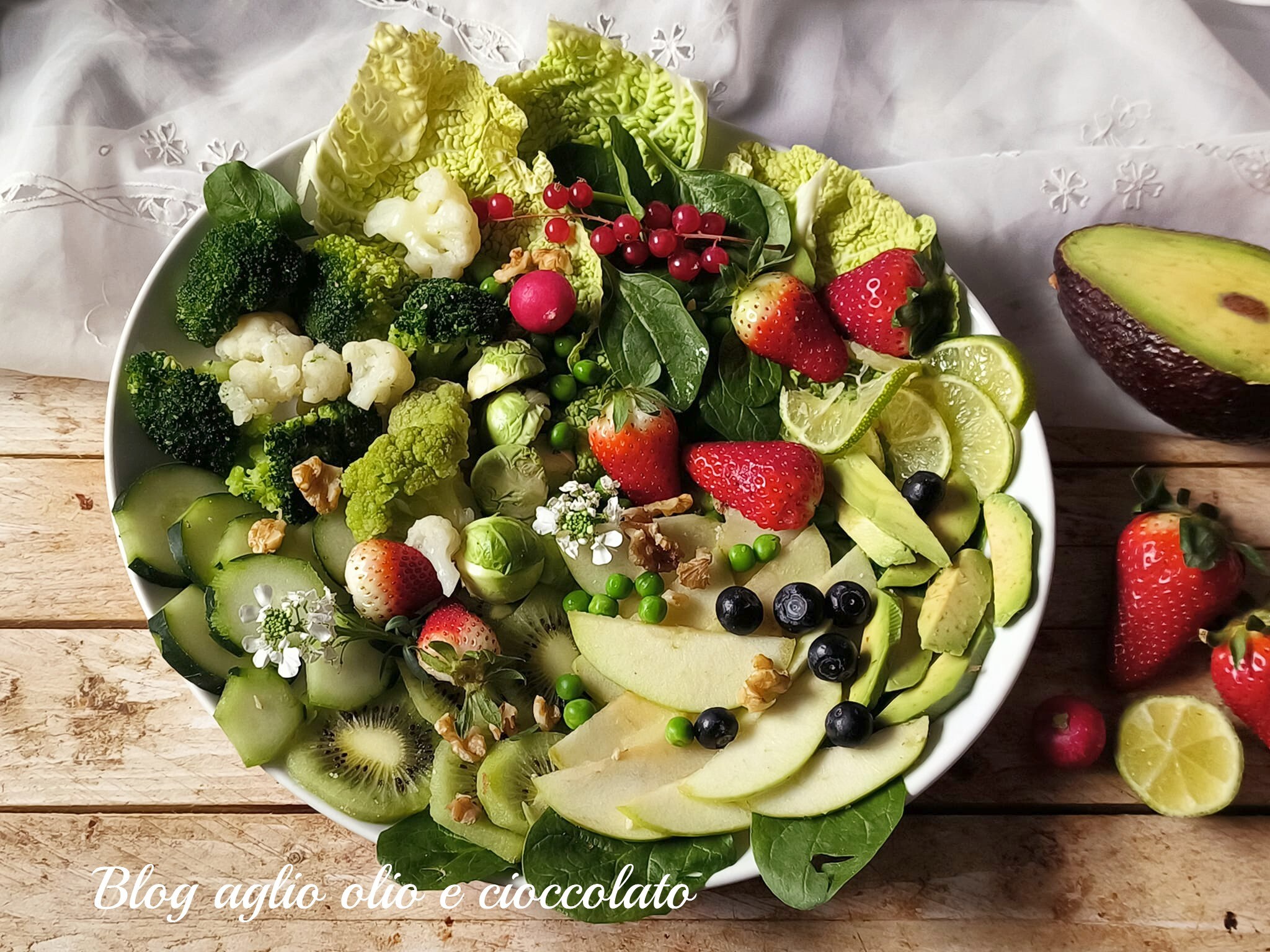 SALAD WITH FRUIT AND VEGETABLES