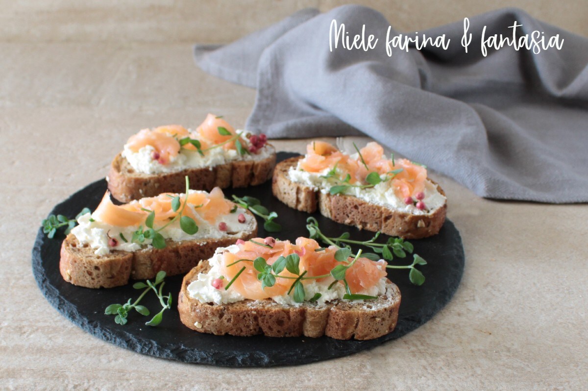 Salmon and Yogurt Canapés