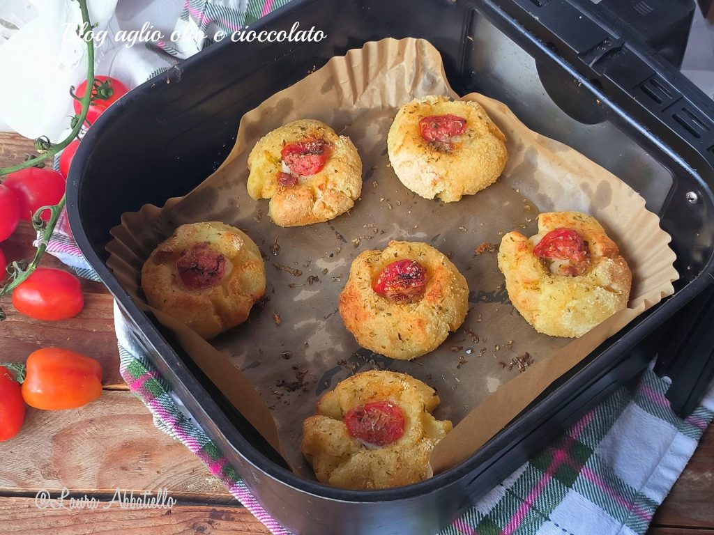 Air fryer potato bombs with 3 ingredients everyone loves them, a very simple and quick potato recipe that in just a few minutes brings a very tasty dish to the table