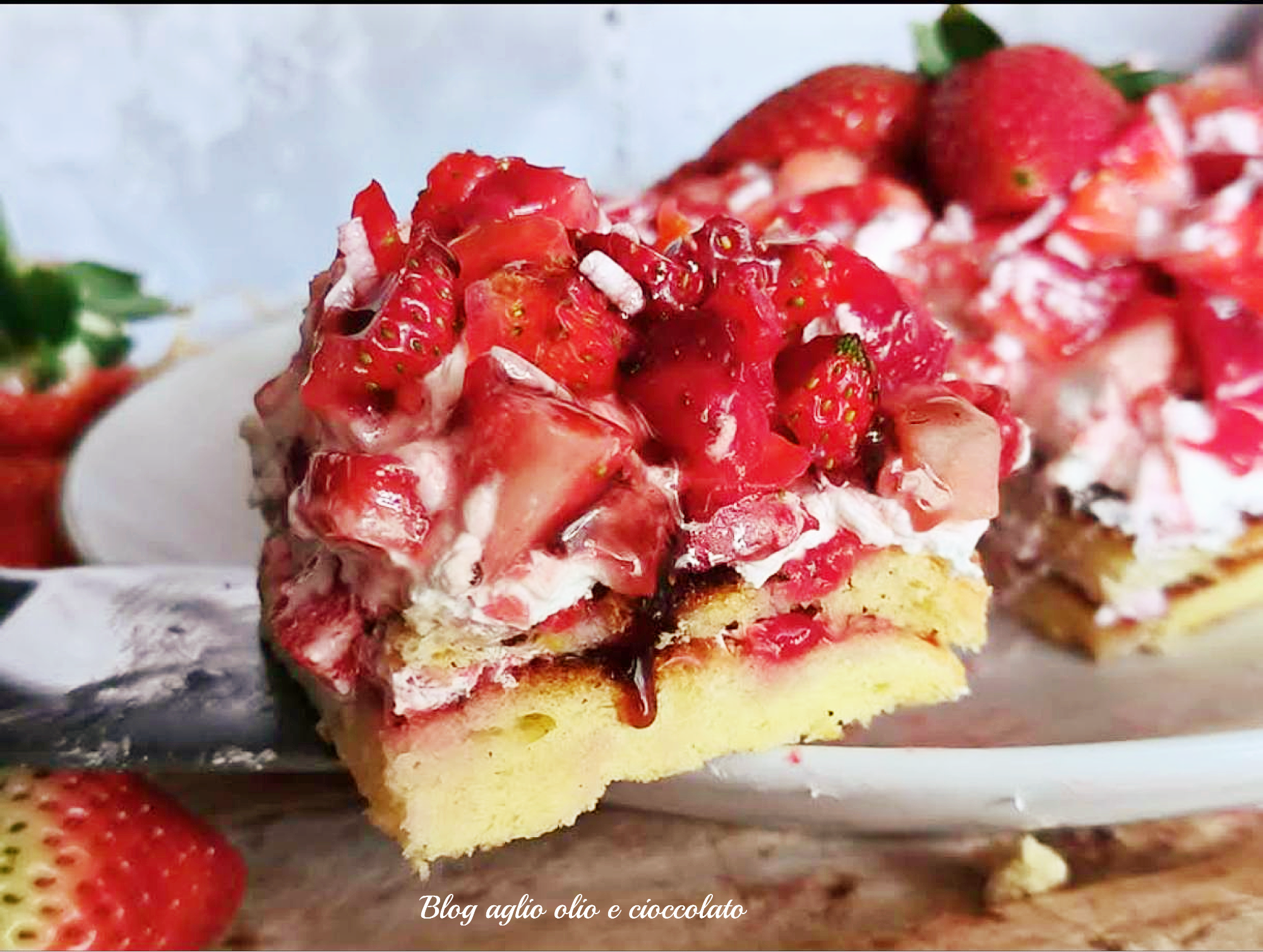 SMART CAKE WITH STRAWBERRIES AND CREAM EASY AND QUICK DESSERT WITHOUT BUTTER AND OIL