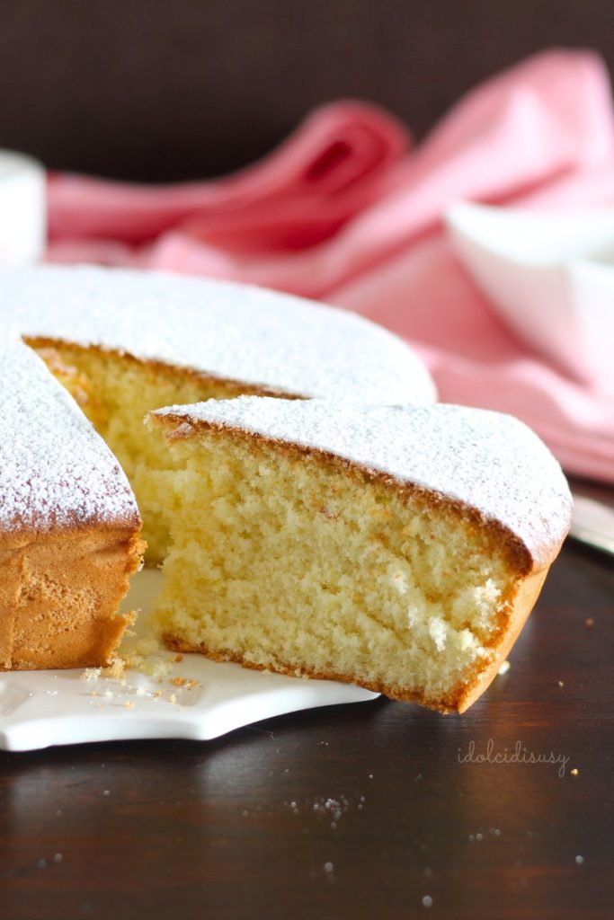Slice of soft Margherita cake with tall and well-leavened interior, dusted with powdered sugar