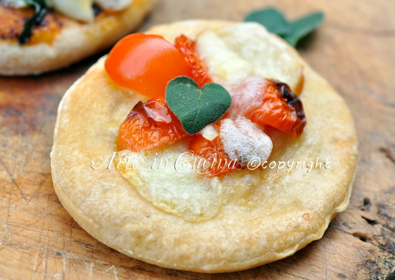 Soft mini pizzas for parties and buffets