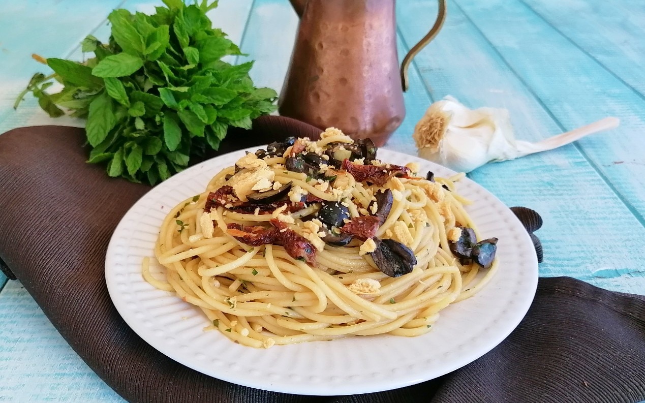 SPAGHETTI ALLA GRAVUNARO TYPICAL NEAPOLITAN DISH