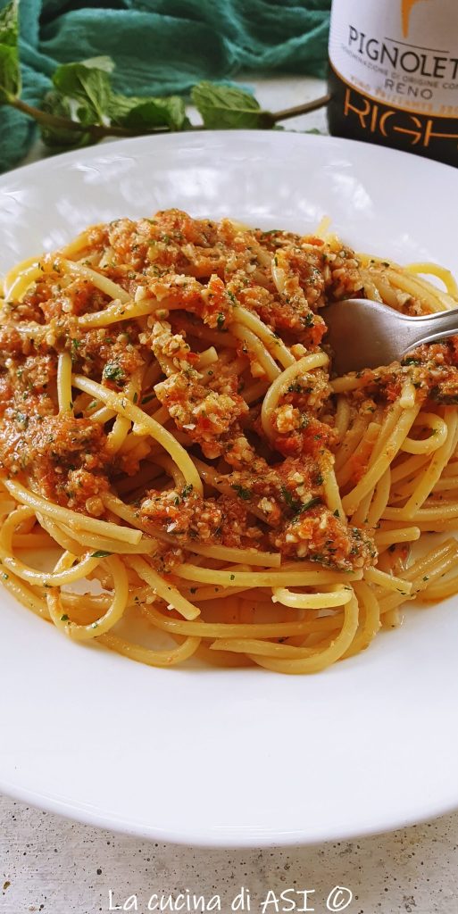 spaghetti raw aromatic pesto