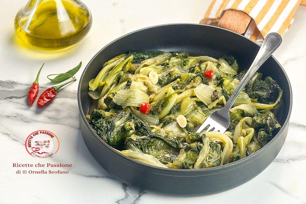 Recipe for stewed escarole in a pan