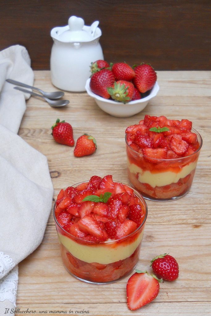 strawberry and custard cups vert