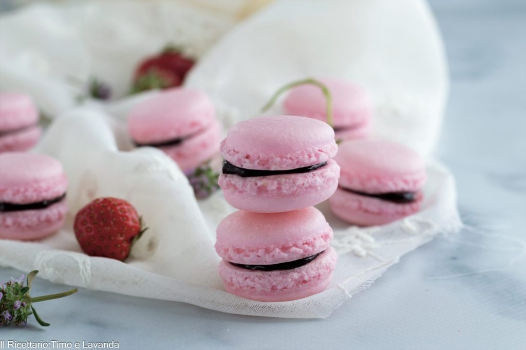 strawberry macarons