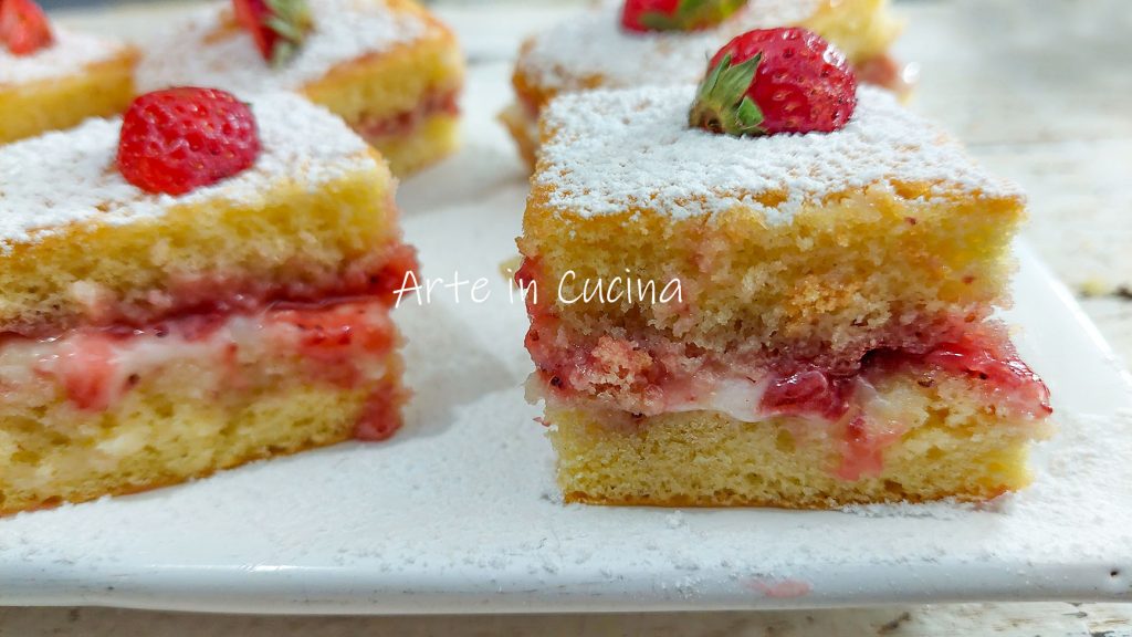 STRAWBERRY AND MILK CREAM MINI CAKES