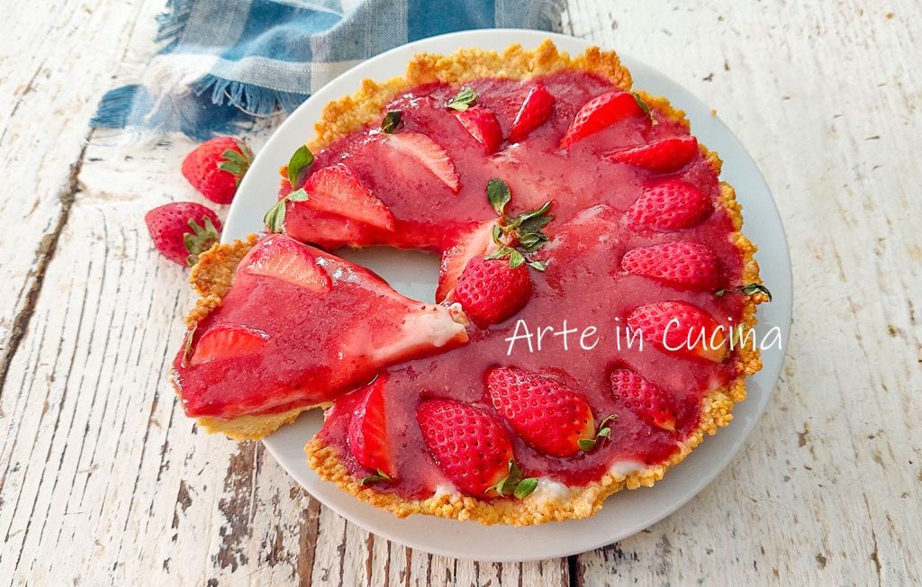 TART WITH MILK CREAM AND STRAWBERRIES