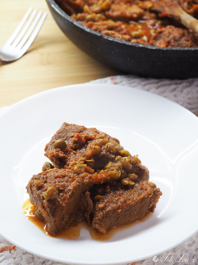 veal stew with tomato sauce and peas