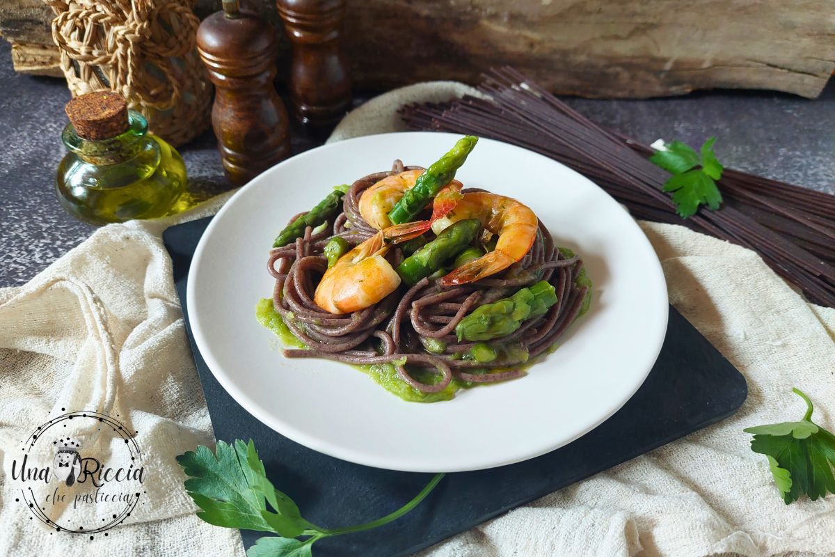 Venere Pasta with Asparagus and Prawns