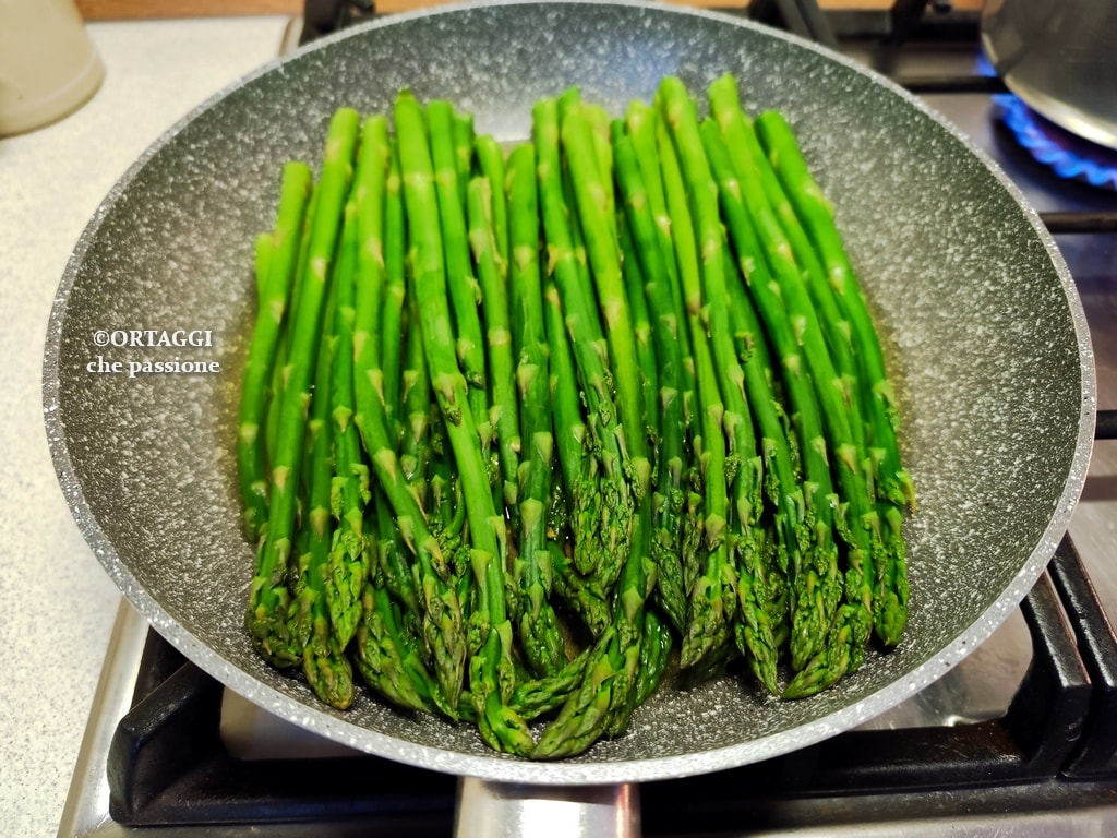 Whole Pan-Fried Asparagus, Light and Tasty