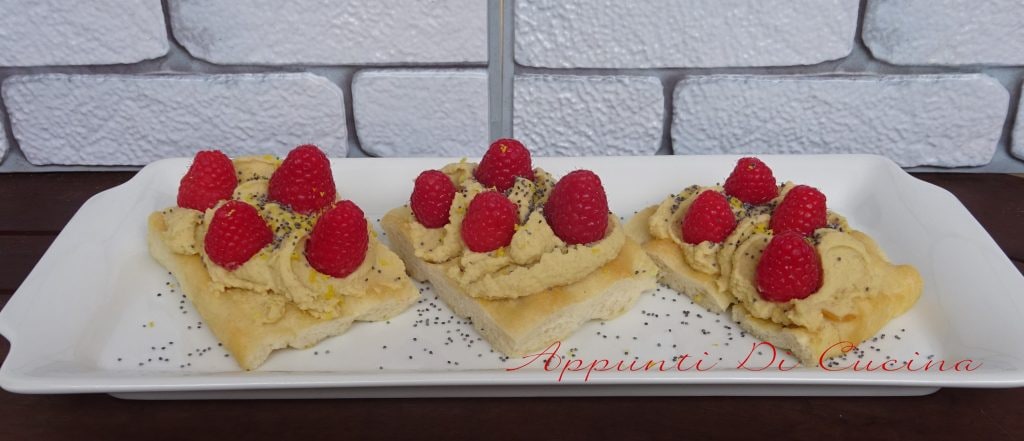 Flatbread with chickpea cream and raspberries