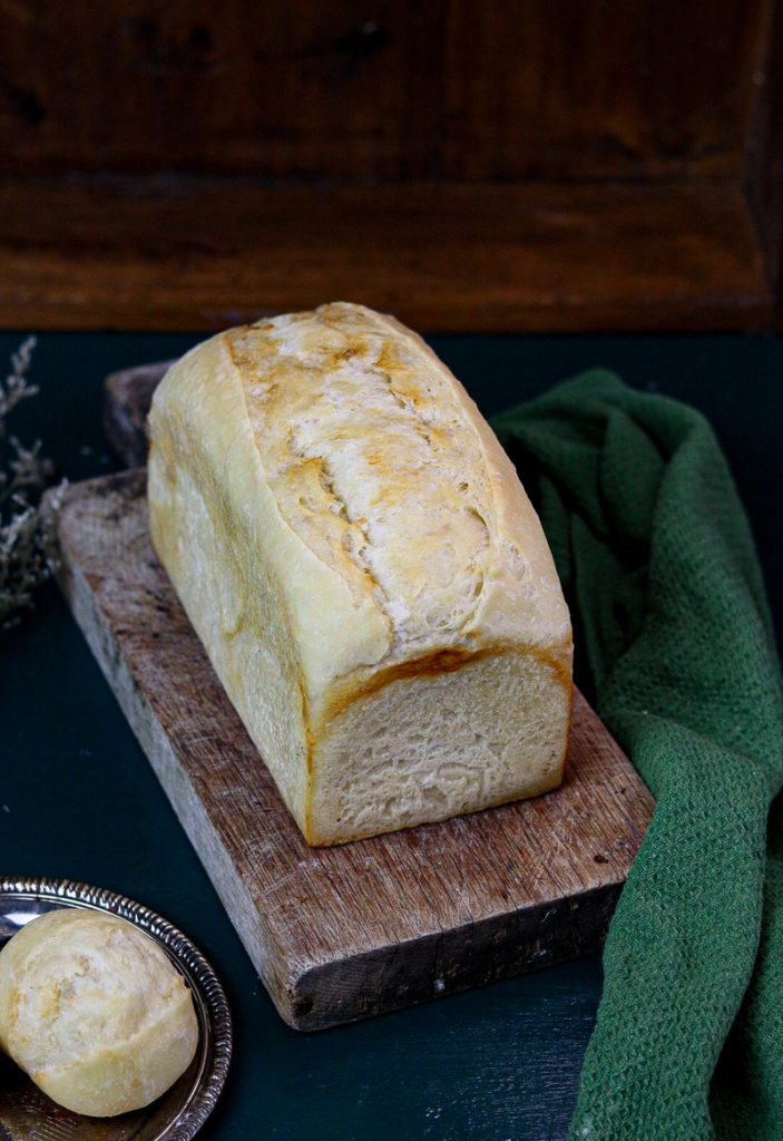 BREAD WITHOUT BUTTER AND EGGS IN THE DOUGH, LIGHT AND EASY