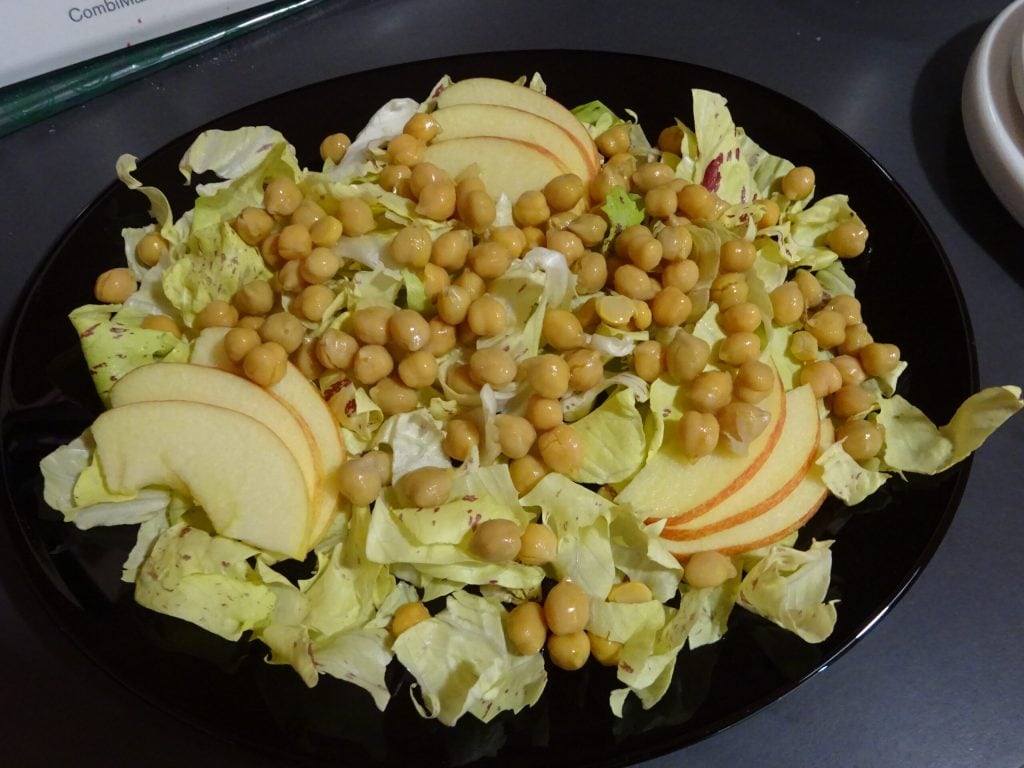 Salad with chickpeas and apple