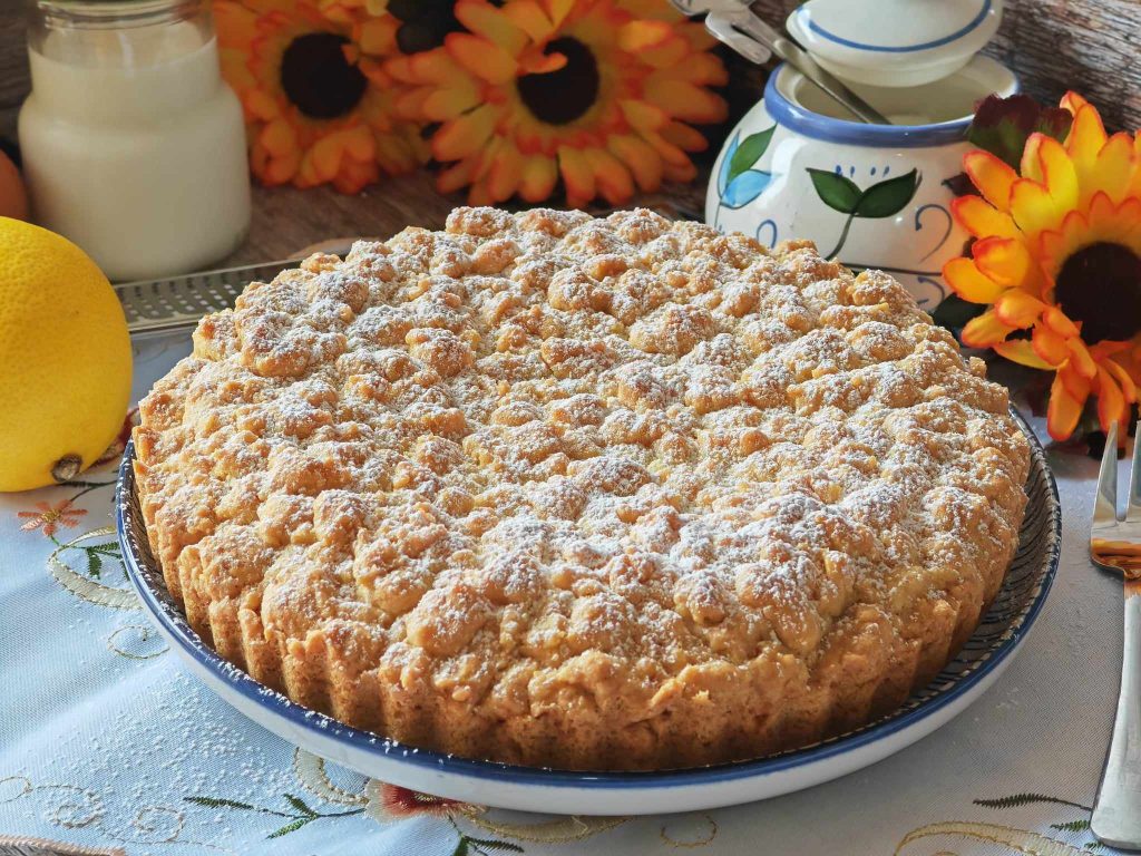 Crumbled Pie with Custard