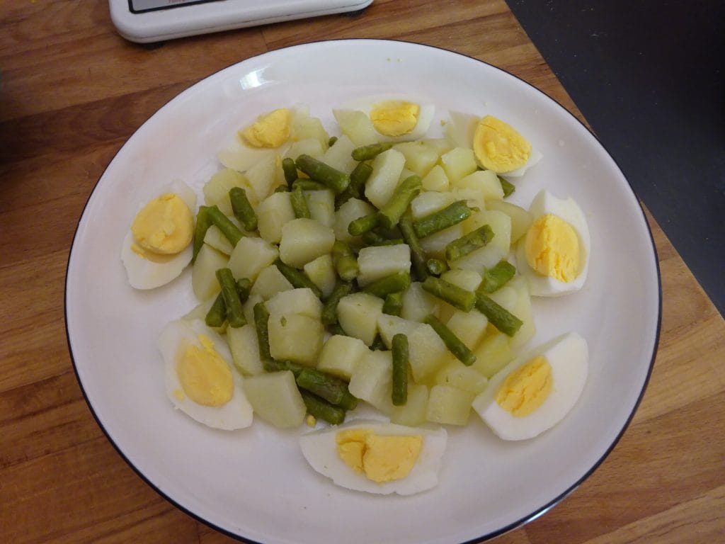 Salad with eggs and asparagus