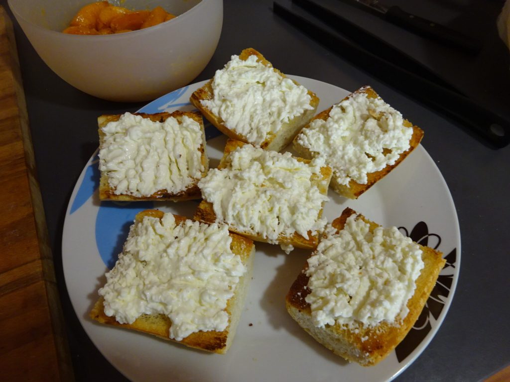 crostini with stracchino and apricots