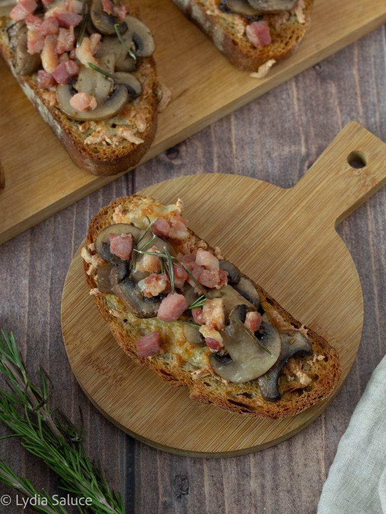 Bruschetta with mushrooms and bacon