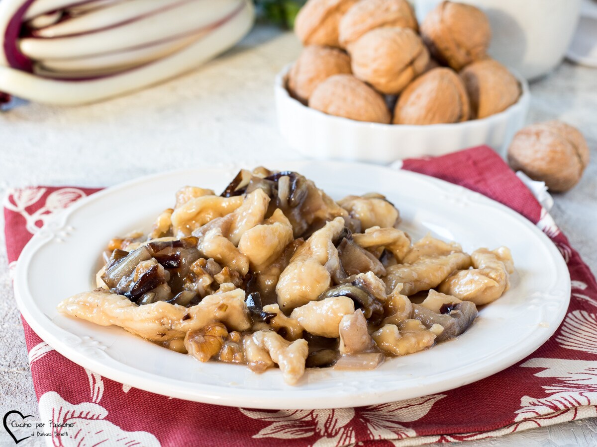 CHICKEN STRIPS WITH RADICCHIO AND WALNUTS