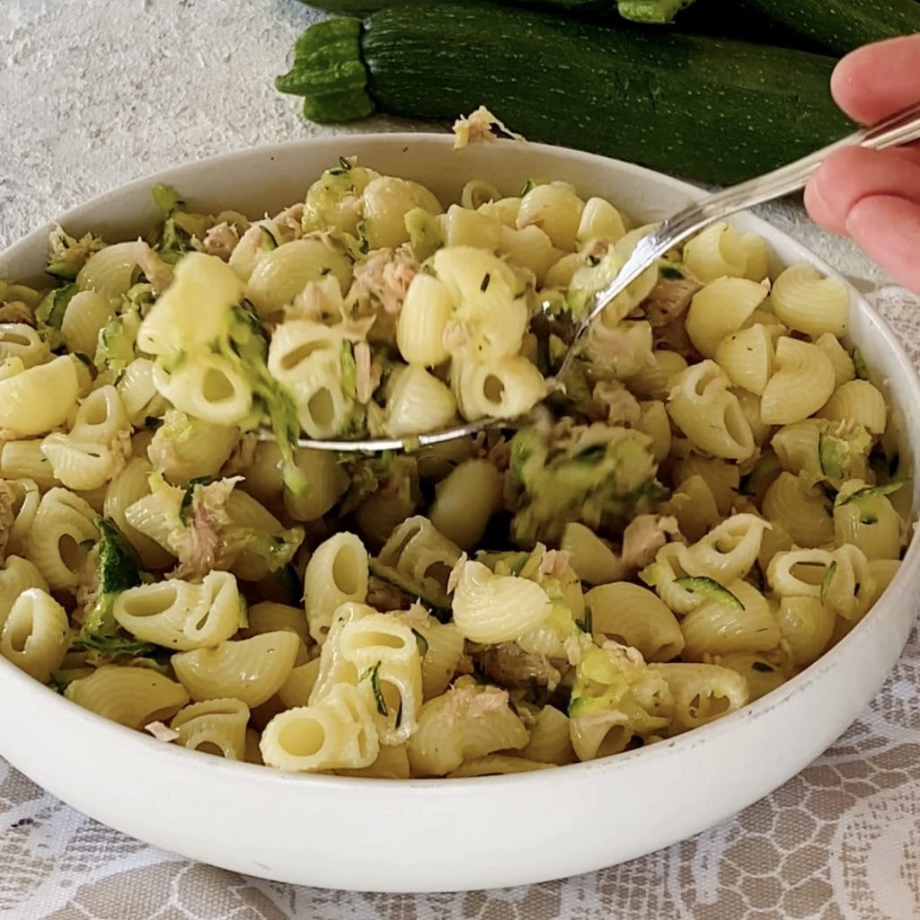 Cold pasta with zucchini and tuna
