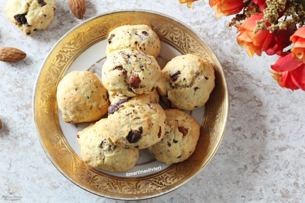 Cookies with Almonds and Chocolate