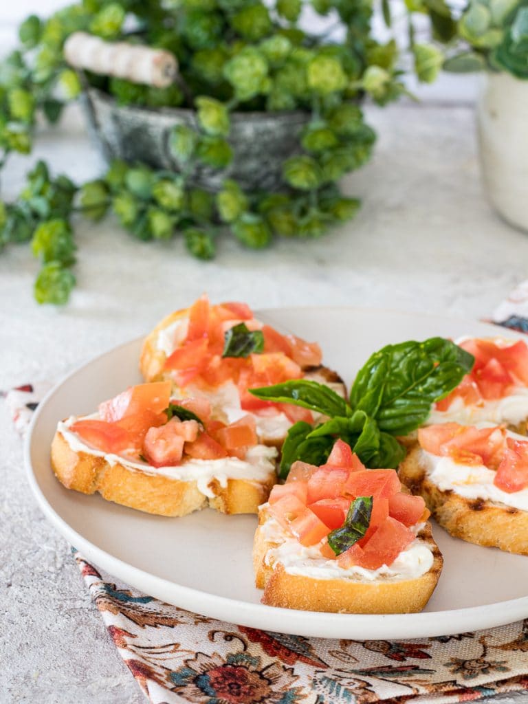 Crostini with Philadelphia and cherry tomatoes